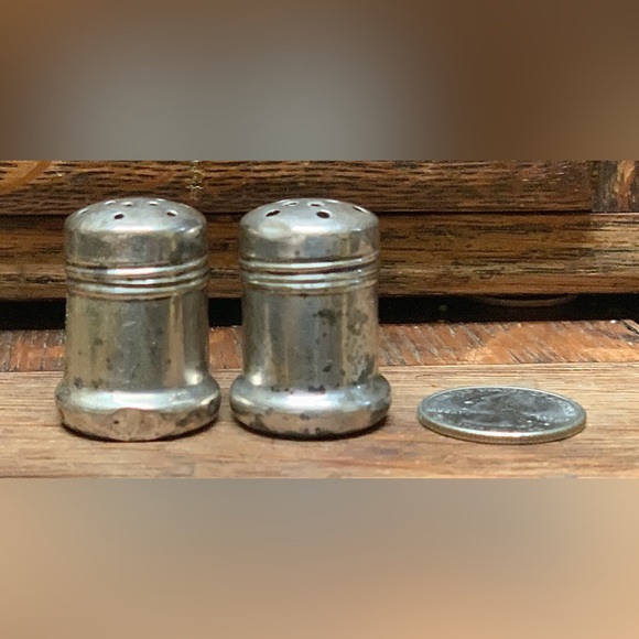 Early 20th Century Antique Sterling Silver Miniature Salt & Pepper Shakers - Picture 4 of 13